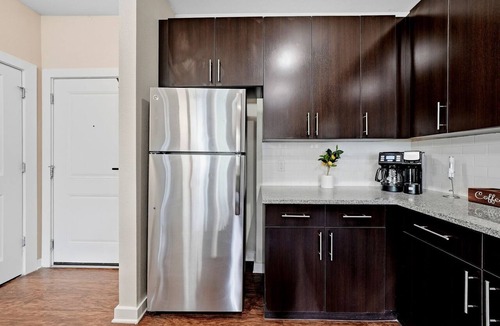 Courier City - Oscawana Apartment | Modern 2BR w Pool Pet-friendly Unit 23