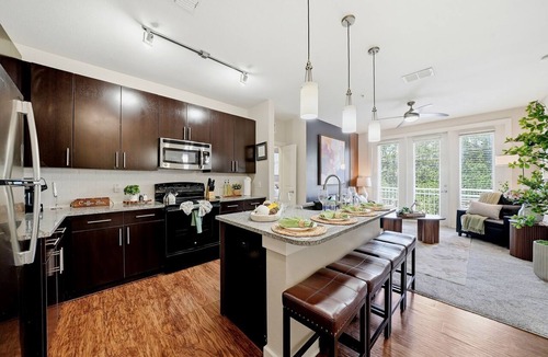 Courier City - Oscawana Apartment | Modern 2BR w Pool Pet-friendly Unit 23