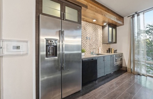 Courier City - Oscawana Apartment | Modern 2BR w Pool Pet-friendly Unit 23
