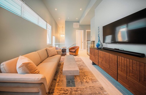 Gillespie Park House | Modern 3BR Home Luxury finishes