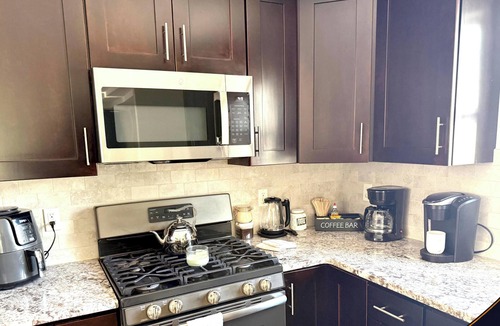 Elizabeth House | Modern 3BR Home Near NYC, Newark Airport & MetLife Stadium
