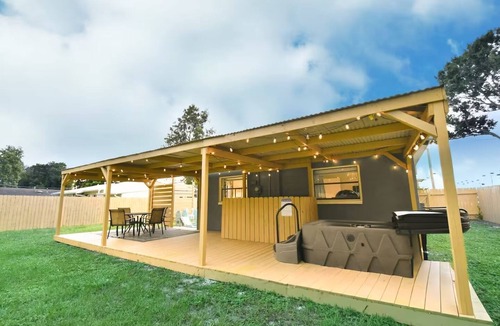 Tropic House | Modern 3BR Retreat w/Hot Tub, King Beds & Spacious Backyard