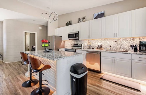 Tropic House | Modern 4BR/4BA Home with Parking & King Beds