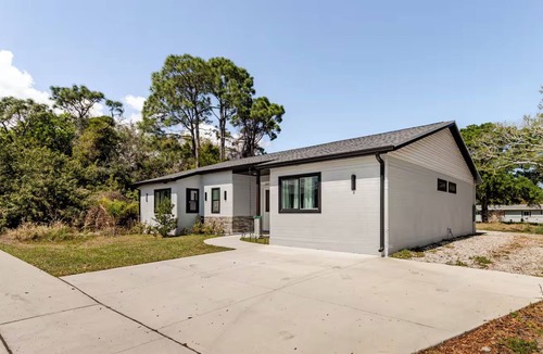 Tropic House | Modern 4BR/4BA Home with Parking & King Beds