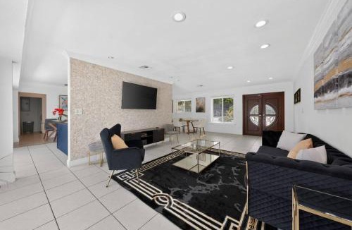 Westchester Apartment | Modern 4BR -Stunning Pool - Parking - BBQ Grill - Crib
