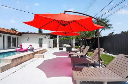 Westchester Apartment | Modern 4BR -Stunning Pool - Parking - BBQ Grill - Crib