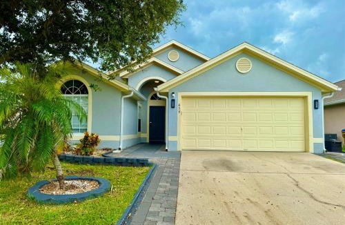 Kissimmee House | Modern 4BR2BA with pool in gated community