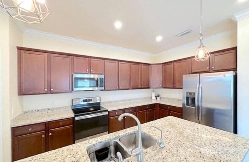 Gateway House | Modern 6-year new single house in mint condition! Fenced yard with a pond view.