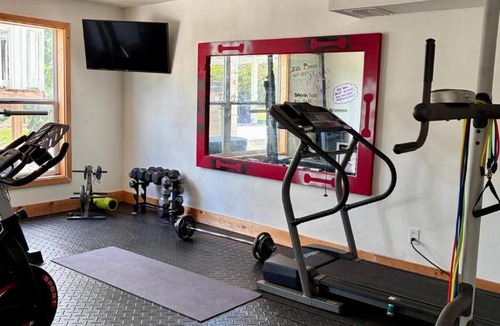 Thonotosassa Villa | Modern 6BR 6BA Estate on Acreage- Hot Tub, Gym, Bar