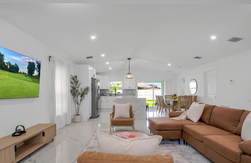 Lake Worth House | Modern and Luxurious Villa in West Palm Beach