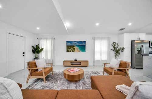 Lake Worth House | Modern and Luxurious Villa in West Palm Beach