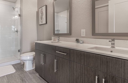 Biggar Apartment | Modern Apartment in Prime Location (ID8083X42)