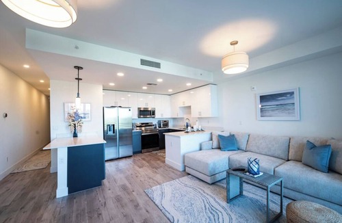 Central Sarasota Condo | Modern Arts District Retreat Walk to The Bay & Van Wezel Near Ringling