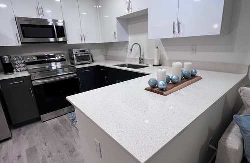 Central Sarasota Condo | Modern Arts District Retreat Walk to The Bay & Van Wezel Near Ringling