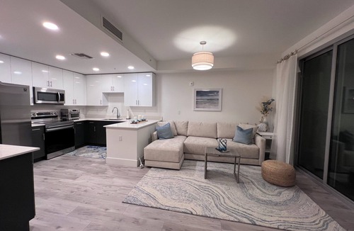 Central Sarasota Condo | Modern Arts District Retreat Walk to The Bay & Van Wezel Near Ringling