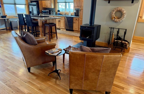 Apple Ridge House | Modern Barn with Panoramic Views. Dogs allowed.