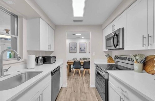 Sarasota House | Modern beach house Tiki Bar, covered pool-sleeps 9