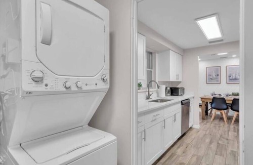 Sarasota House | Modern beach house Tiki Bar, covered pool-sleeps 9