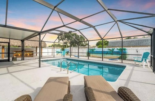 Sarasota House | Modern beach house Tiki Bar, covered pool-sleeps 9