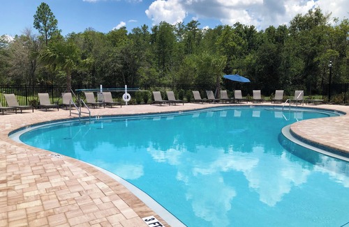 Poinciana House | Modern Bright 3BR Townhome – Pool, Disney 35 Minutes Away, Surrounded by Nature