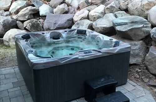 Monticello Ski Chalet | Modern Chalet with Hot Tub and Lake Access