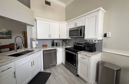 North Naples Condo | Modern Condo with easy beach access in the heart of Naples Park