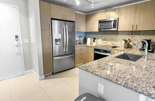 Doral Condo | Modern Doral Stay: Spacious Luxury