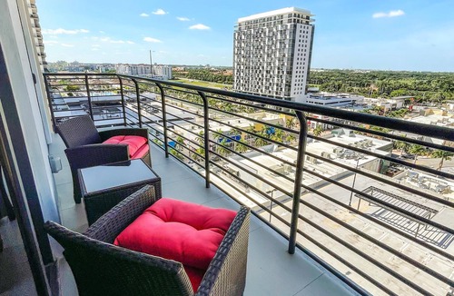 Doral Condo | Modern Doral Stay: Spacious Luxury