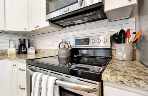 Metropolitan House | Modern Downtown Oasis, Forsyth Park - Includes Resort Pool Passes!