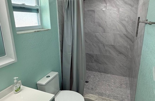 Riverview House | Modern Farmhouse Quiet & Spacious located in Safe neighborhood-RV parking space