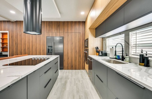 Lakeland House | Modern Lakeland Golf Retreat w/Putting Green