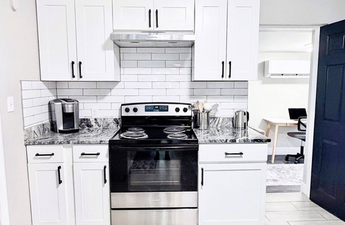 Lakeland House | Modern Luxe Retreat - Fully Furnished Short-Term Rental in Lakeland