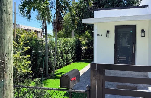 The Roads Villa | Modern Miami Villa w/Jacuzzi Near Brickell & Calle 8