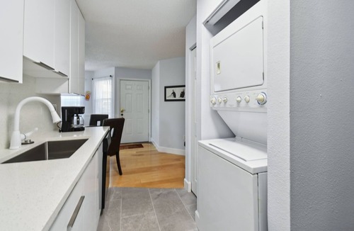 Lindfields Villa | Modern Mickey! NEW Top To Bott, Sleeps 7, Pool, Near Dis, Univ, NO Steps!