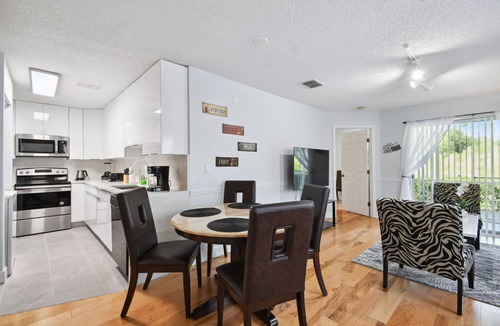 Lindfields Villa | Modern Mickey! NEW Top To Bott, Sleeps 7, Pool, Near Dis, Univ, NO Steps!