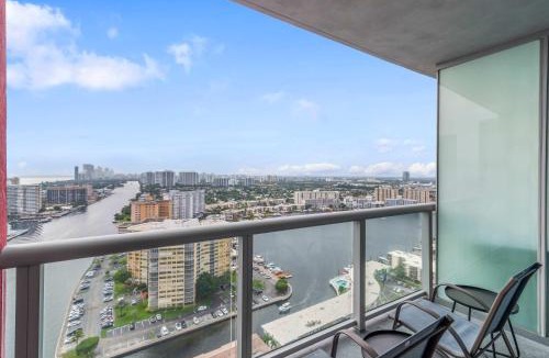 Hallandale Beach House | Modern New Studio Balcony & Pool