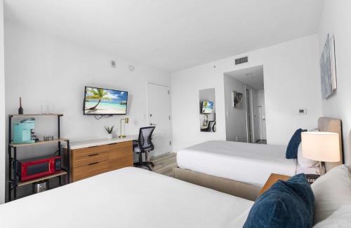 Hallandale Beach House | Modern New Studio Balcony & Pool