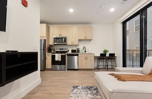 East Liberty Apartment | Modern Pittsburgh 1BR in Shadyside, Gym, Pet Friendly, Near UPMC & CMU