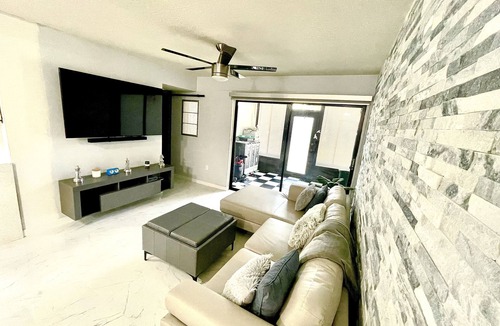 Ventura Condo | Modern Resort-Style Stay