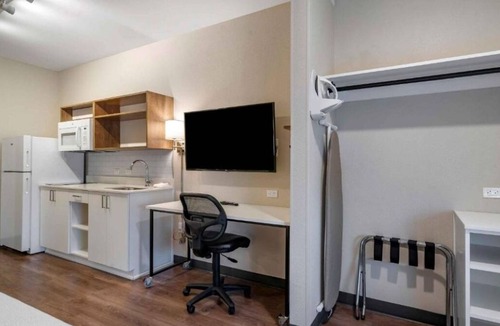 Biggar Hotel | Modern Room | Free Breakfast | Kitchen | Near Lakes Regional Park - 2.6 mi