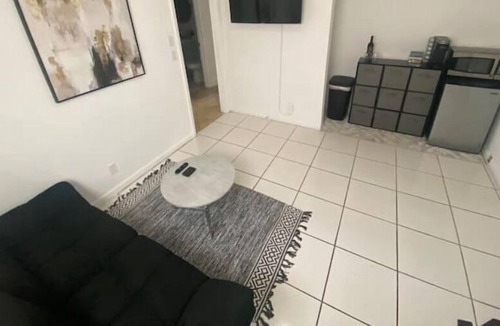 Westgate Apartment | Modern Shack just 10-mins from Palm Beach!