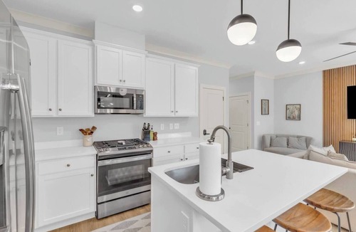 Spartanburg Villa | Modern Stay | Luxe 3BR | Sleeps 10 | 2 Min DT