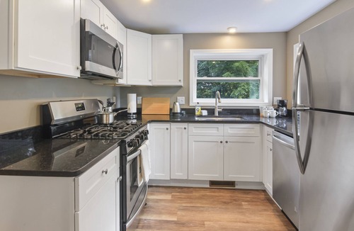 Port Crane Apartment | Modern Suite | Near BU, Hospitals & Downtown | NY