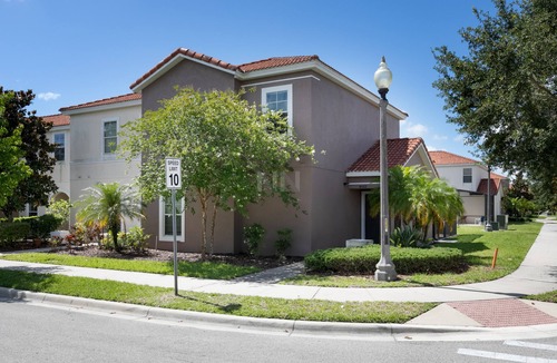 Bellavida House | Modern Townhome with Private Pool, Steps to Clubhouse - Only 15 Min to Disney!