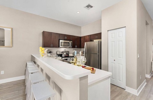 Iona Apartment | Modern Townhouse close to beaches