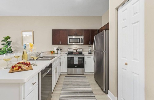 Iona Apartment | Modern Townhouse close to beaches