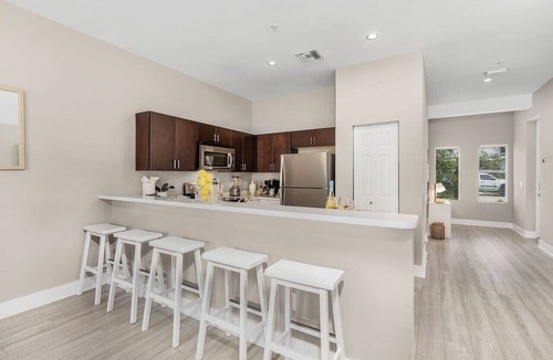 Iona Apartment | Modern Townhouse close to beaches