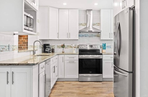Anona House | Modern Tropical HEATED POOL Home 5min to the Beach!