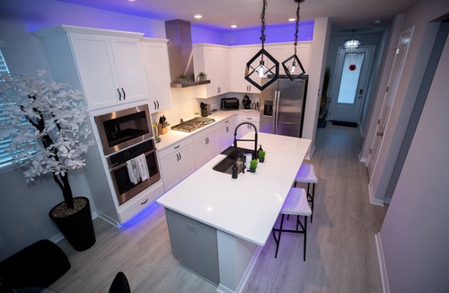 Colonialtown South House | Modern Zen + Downtown Orlando +Hot Tub + Grill + Movie Room + Patio + Aquarium