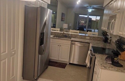 Iona Condo | Monthly rental 2-bedroom condo in Beautiful Fort Myers, AC, fitness room, pool.
